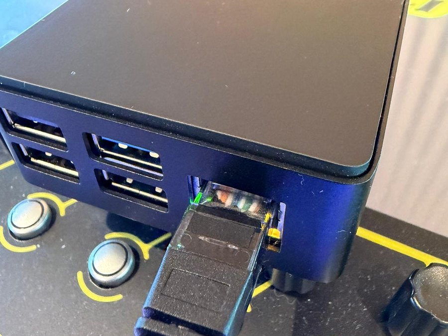 Faderr13Box, Ethernet cable connected